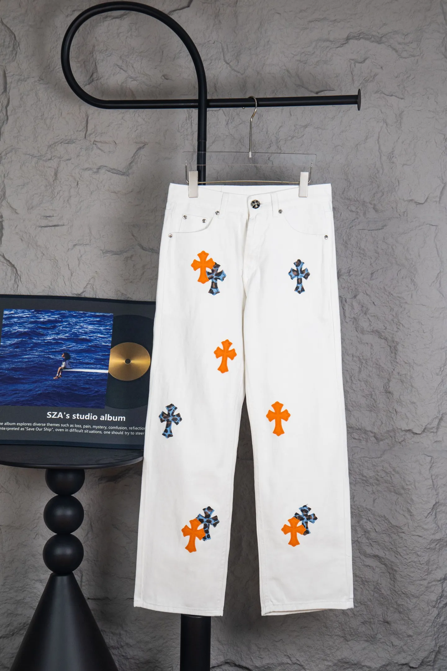 P260 Top version CH Chromehearts 2025 new St.barth limited CH red and blue leopard print cross patchwork leather jeans. Top ceiling quality. Styles with different washed textures, very friendly to people with thin legs and thick legs. The straight and loose version is very flattering. Moderate length that never goes out of style, easy to match with casual, basic styling for various styles, a must-have in the wardrobe! The fabric is stiff but also makes the upper body soft without losing texture. The washing process is even more perfect. It is a must-have item for everyone! ! ! Washed wheat, hang tag, pants label, three complete labels, color: white, size: 28, 30, 32, 34